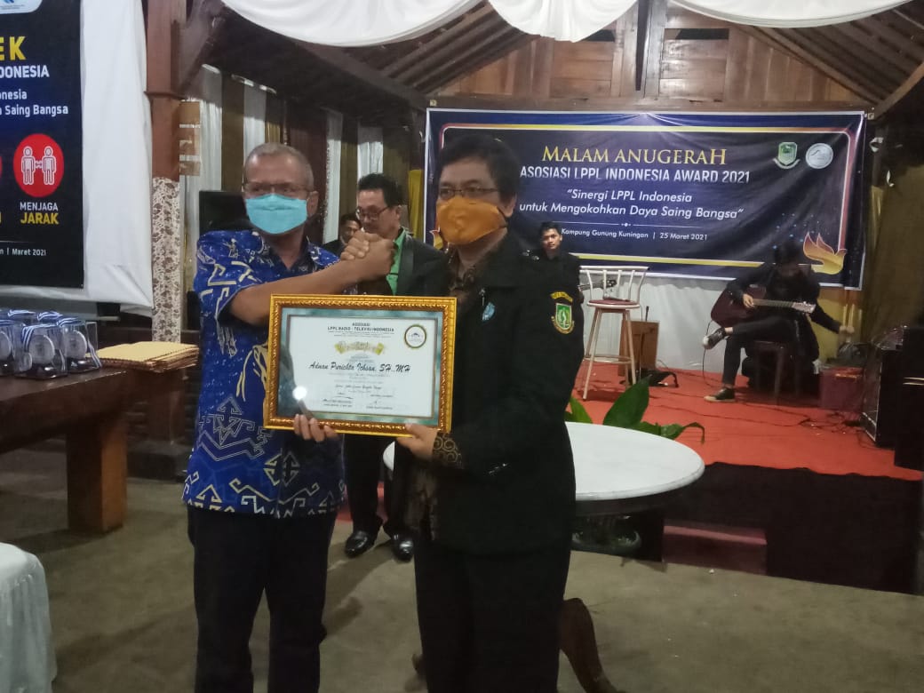 Bupati Gowa Raih Trofi dan Piagam Penghargaan Nasional Bidang Radio